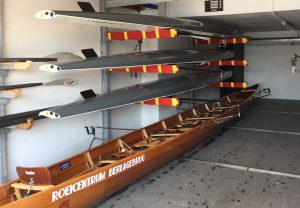 LiteRivers, roeiboten in de loods van roeicentrum Berlagebrug.